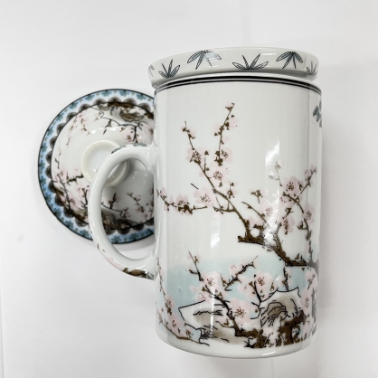 Taza de t con decoracin oriental y filtro.